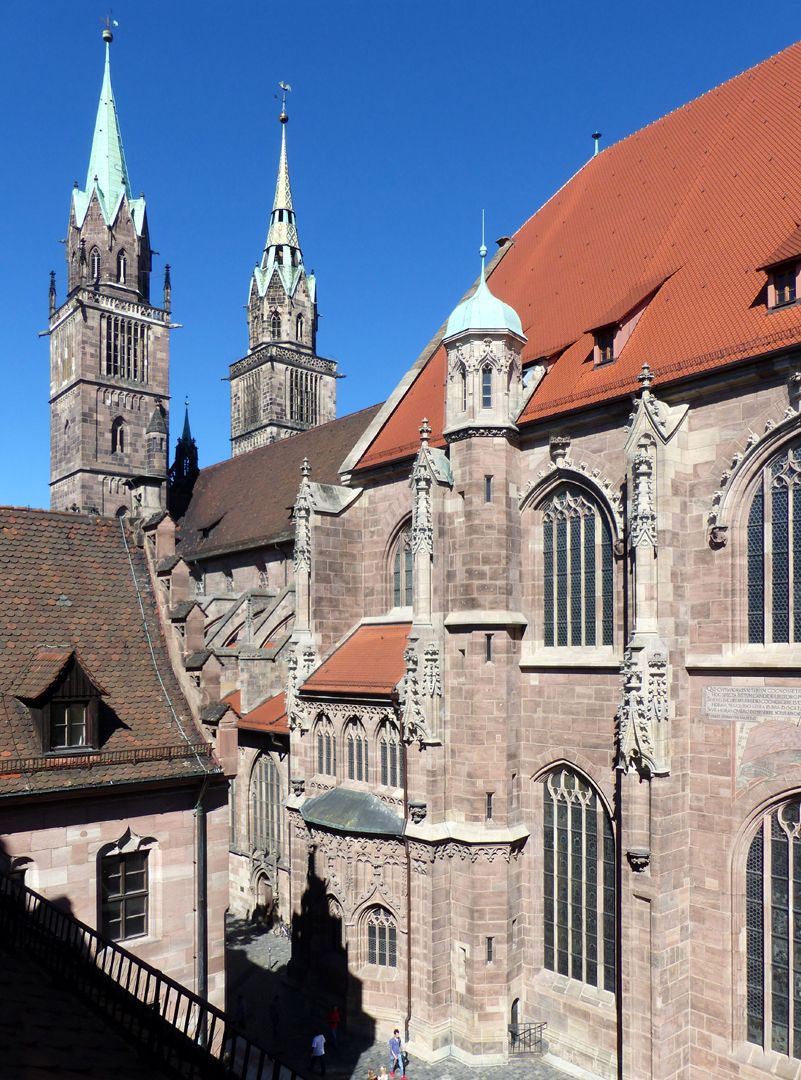 Die Lorenzkirche als Architektur Chor, Langhaus und Türme von SO. Links: das Pfarrhaus Heideloffs