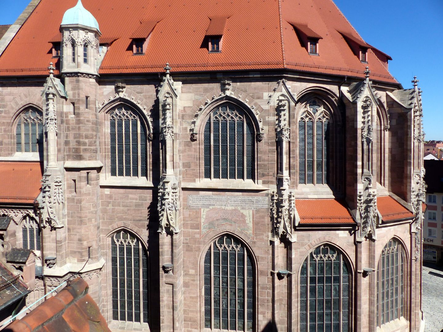Die Lorenzkirche als Architektur Chor von S, das Chorpolygon mit den Pultdächern des Kapellenkranzes.