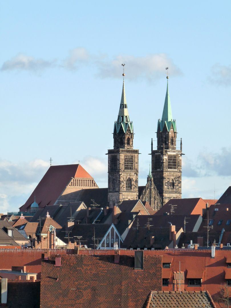 Die Lorenzkirche als Architektur Sankt Lorenz von NW, über den Dächern der Altstadt. Man bemerke den Höhenunterschied der Dächer von Langhaus und Chor. Die leichten Asymmetrien sind teils Absicht, teils auf Verluste im Laufe der Zeit zurückzuführen.
