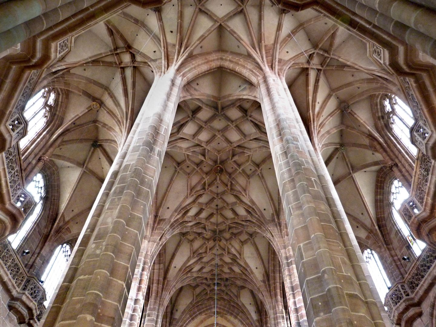Die Lorenzkirche als Architektur Hallenchor mit Umgang- und Mittelschiffsgewölben