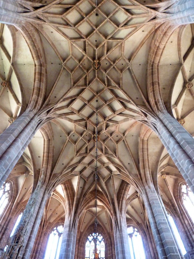 Die Lorenzkirche als Architektur Hallenchor mit Mittelschiffsgewölbe als Netz mit zum Teil sternartigen Mustern.