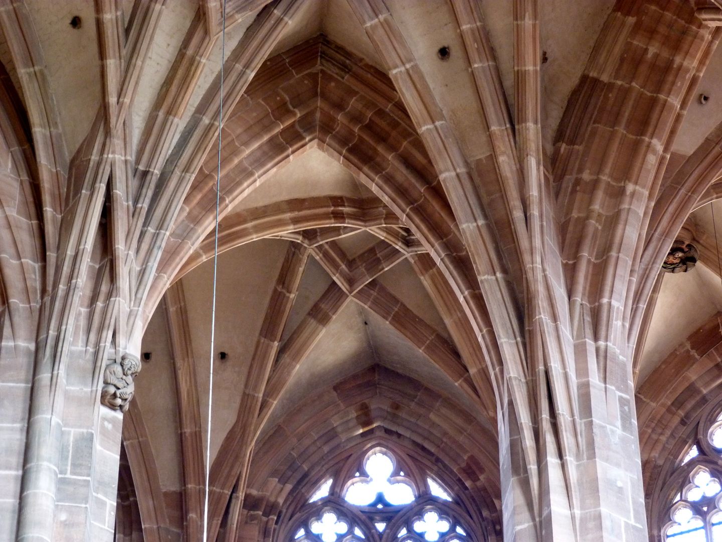 Die Lorenzkirche als Architektur Gewölbeanfänger im Chor. Sie schießen aus unterschiedlichen Steinlagen kapitelllos aufwärts, sich zum Teil überkreuzend.