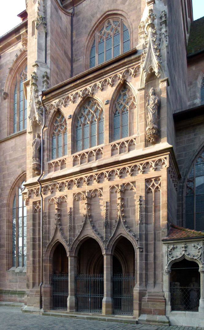 Die Lorenzkirche als Architektur Brautportal mit Fenstern der Volckamerempore, 1462-66 Matthäus Roritzer. Die dritte Arkade des Portals wurde defekt ausgeführt, was zur Entlassung des Baumeisters führte.