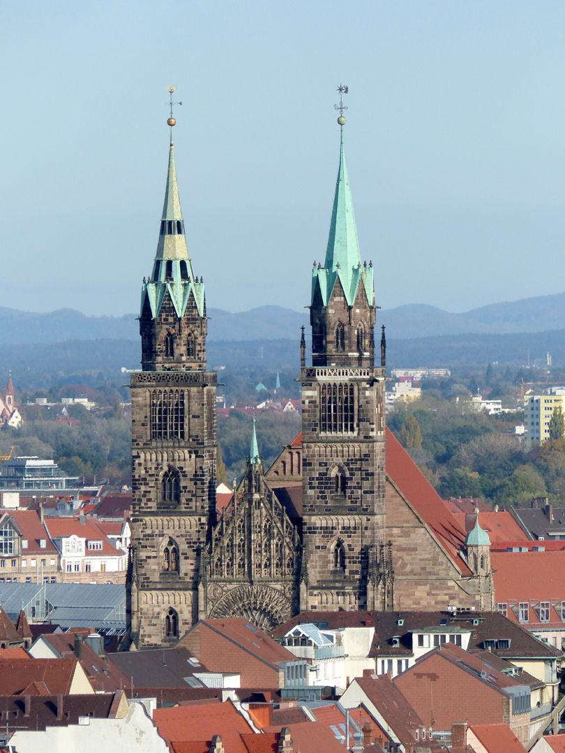 Die Lorenzkirche als Architektur Blick vom Plärrerhochhaus aus.