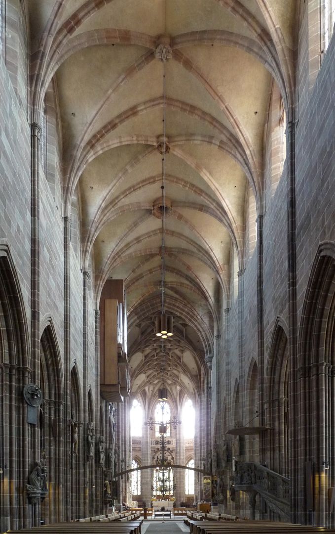 Die Lorenzkirche als Architektur Innenraum im Achsenblick nach Osten. Vorne die Basilika, hinten die Halle.