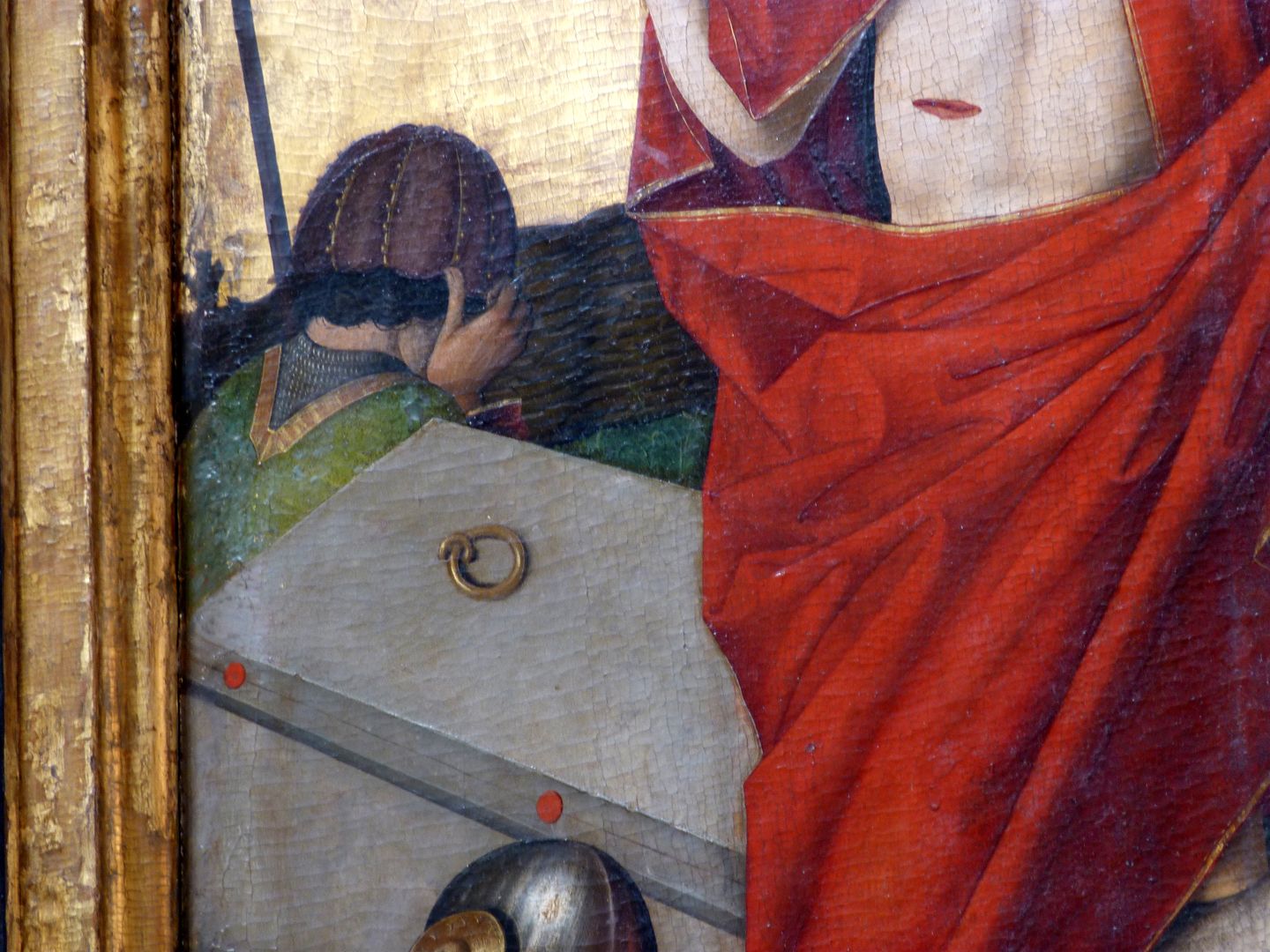 Wolfgangsaltar Mitteltafel, Detail, Wächter mit einer "Welschen Haube" und Gewand Jesu