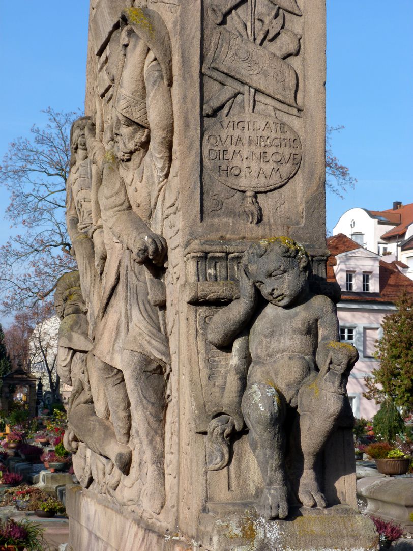 Gedächtnisstein des Wolfgang Müntzer Trauernder Putto an der Ostseite mit gesenkter Fackel und Stundenglas