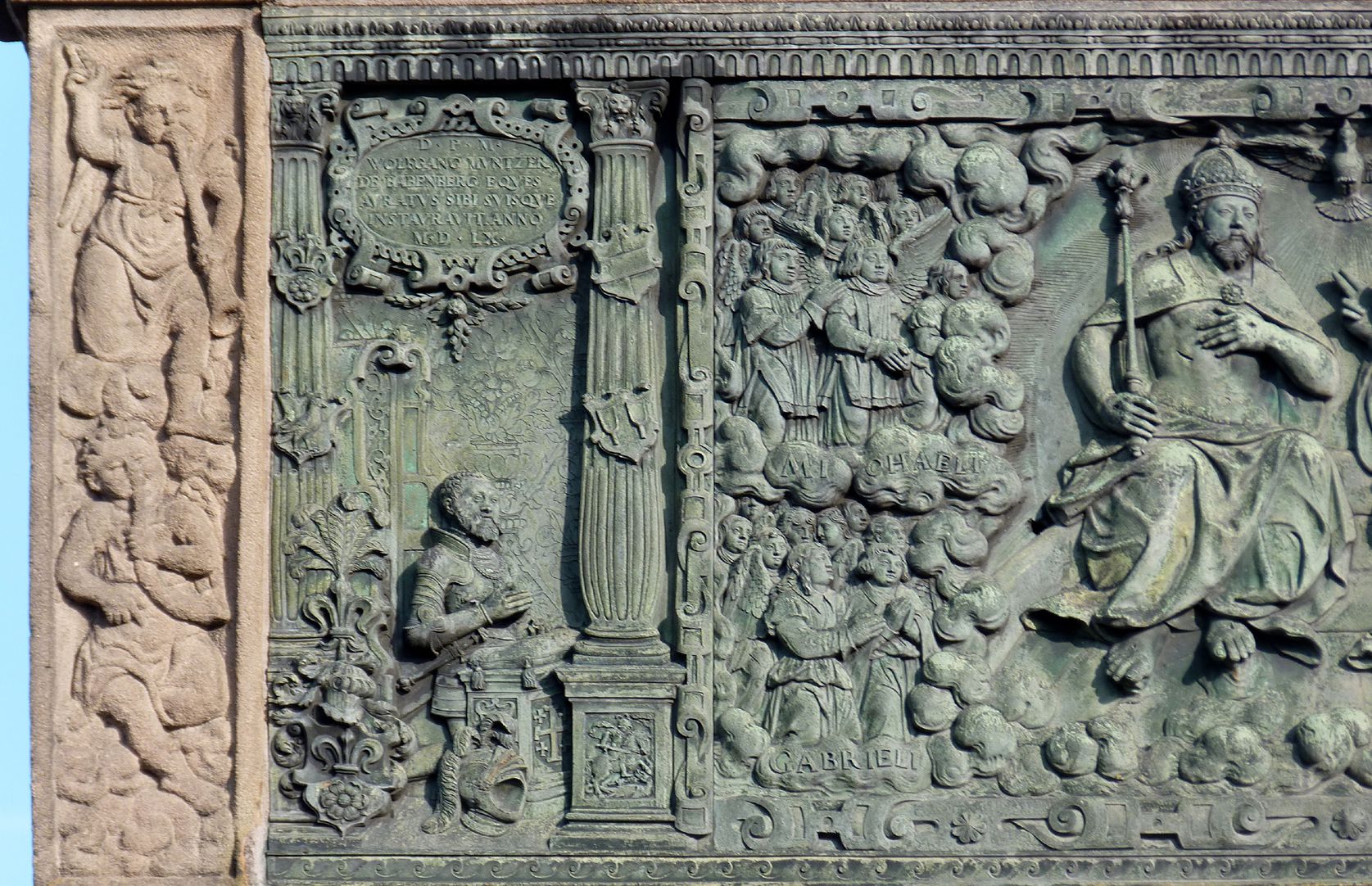 Gedächtnisstein des Wolfgang Münzer Detail mit Engelkonzert und dem knienden Vater Wolfgang und Detail der mittleren Himmelsszene