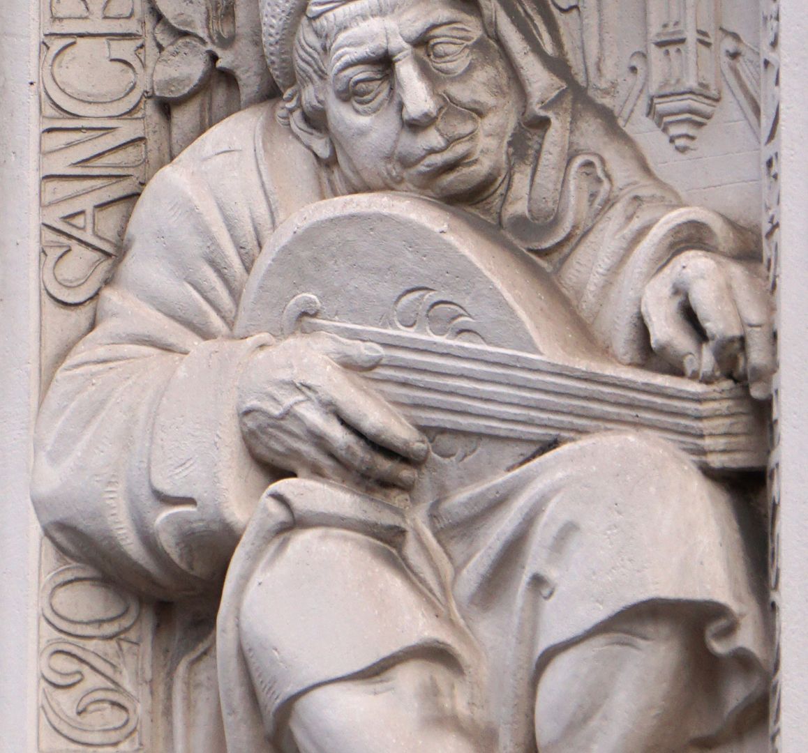 Lute player Oblique view from right, detail
