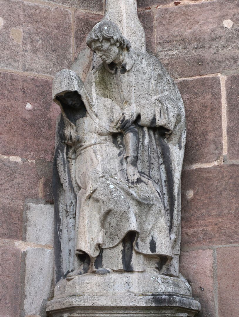 Kriegerdenkmal Kreuzigungsgruppe, Johannes stützt Maria