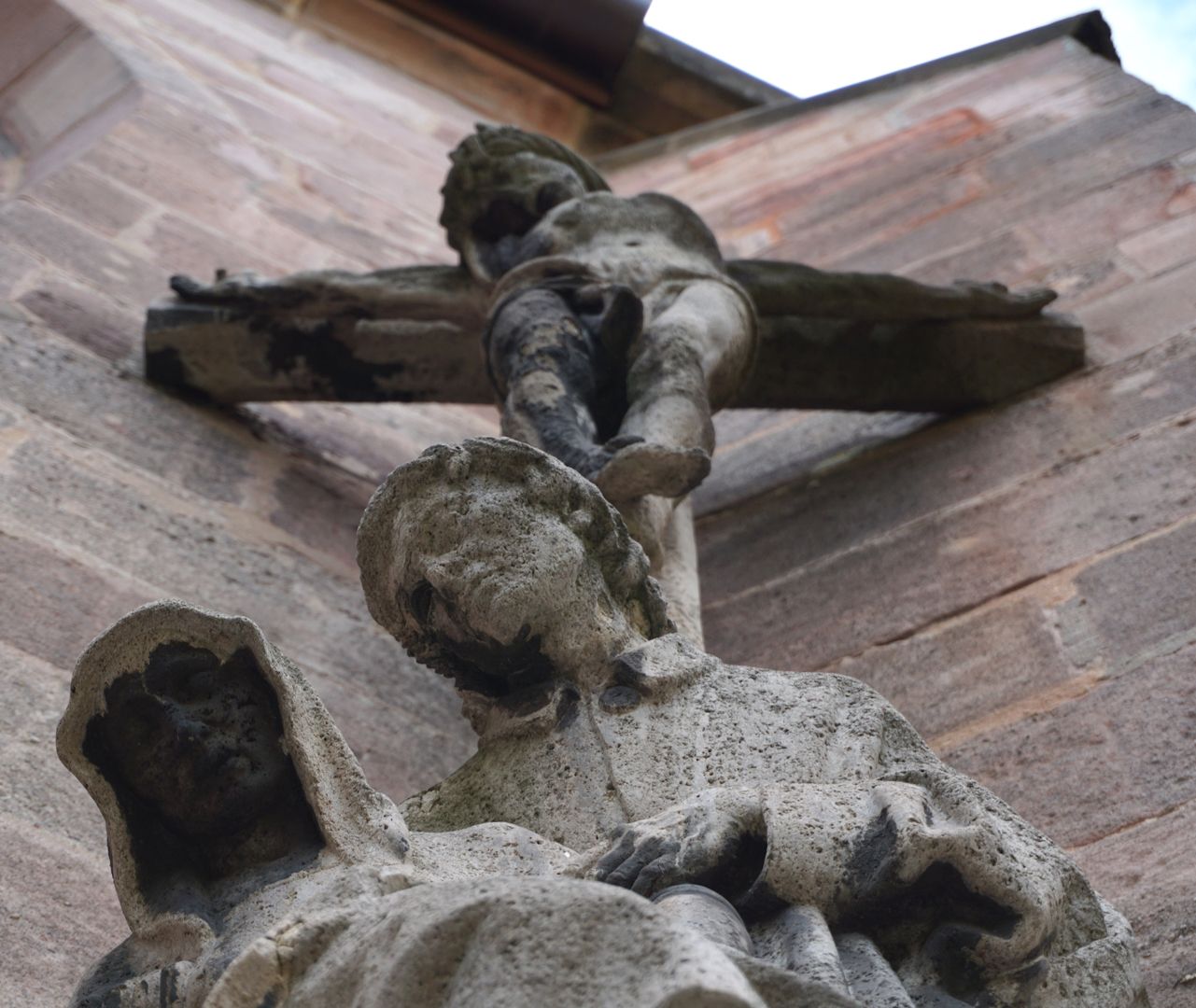 Kriegerdenkmal Kreuzigungsgruppe, Detail aus der Untersicht