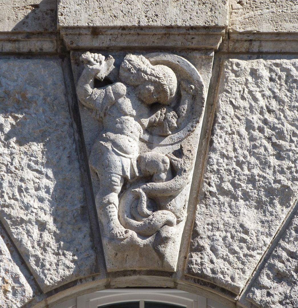 Ehemalige Zündapp-Werke Schlussstein des dritten Fensters mit der Personifikation des Krieges im Erdgeschoss der Südfassade