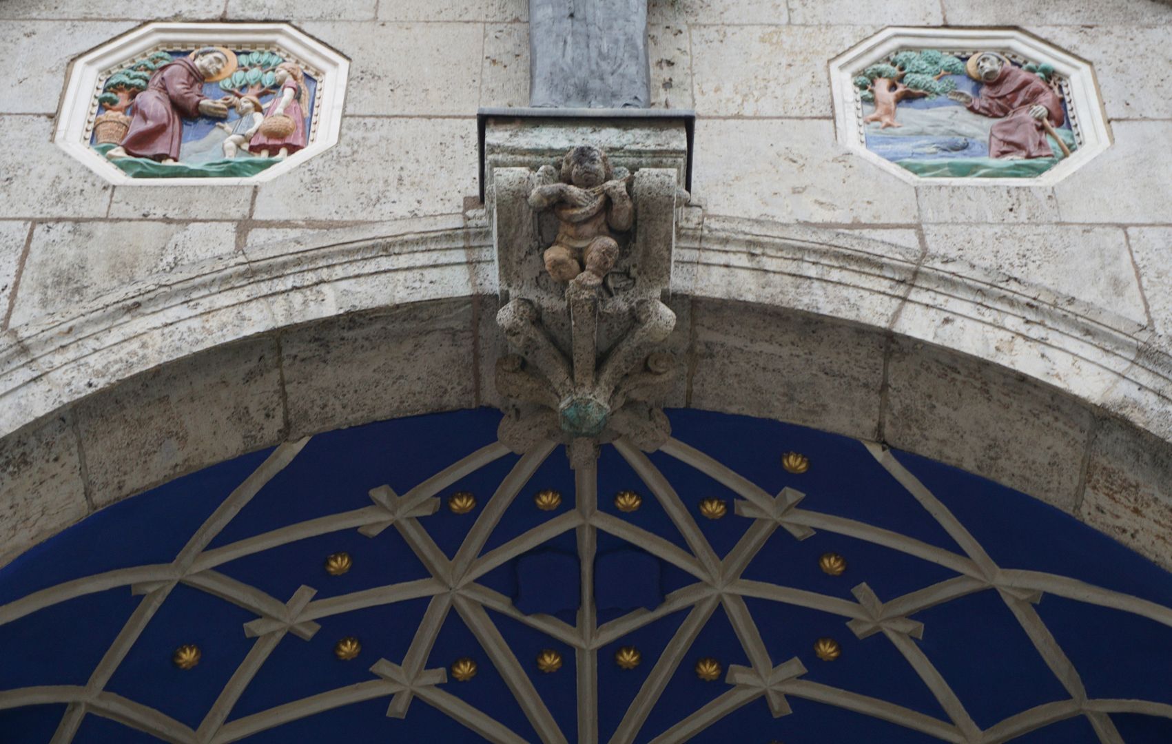Portal an der Antoniuskirche Schrägsicht auf Schlussstein des Portalbogens mit zwei Majoliken