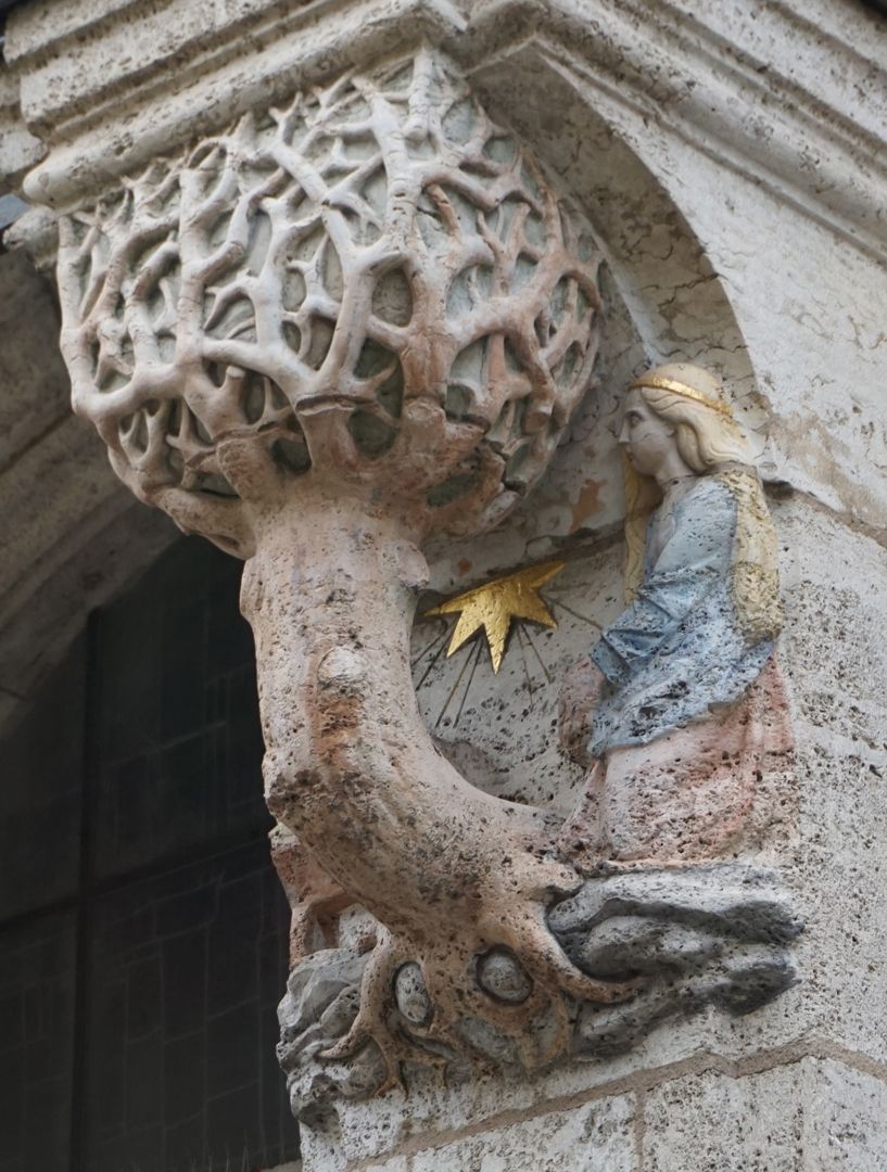 Portal an der Antoniuskirche rechtes Baumkapitell mit Geburtsszene, seitliche Ansicht