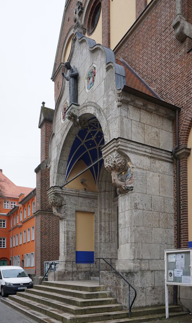 Portal an der Antoniuskirche Portal, seitliche Ansicht