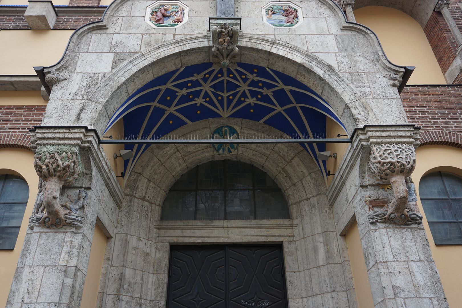 Portal an der Antoniuskirche Schrägsicht auf das Gewölbe der Portalhalle