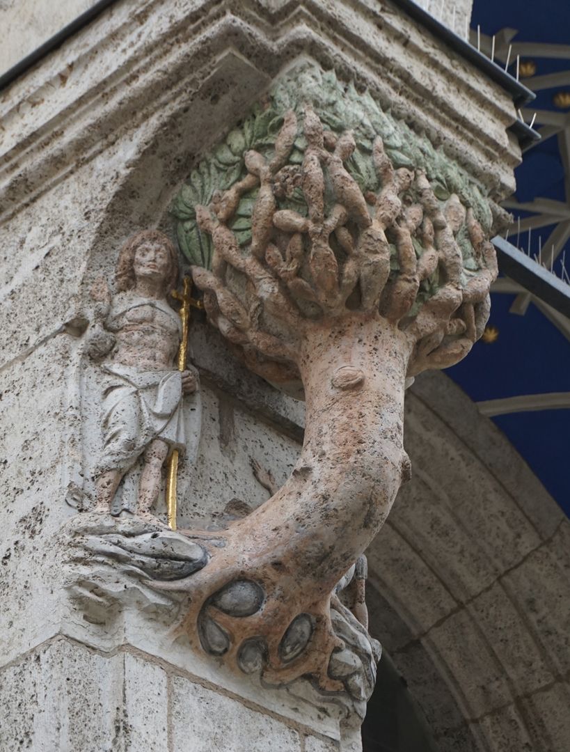 Portal an der Antoniuskirche linkes Baumkapitell mit Auferstandenen Jesus Christus, seitliche Ansicht