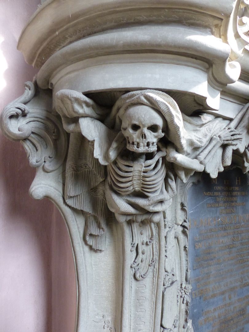 Grabmal des Johann Sigmund Pfinzing (Großgründlach) Skelett als Konsolenfigur