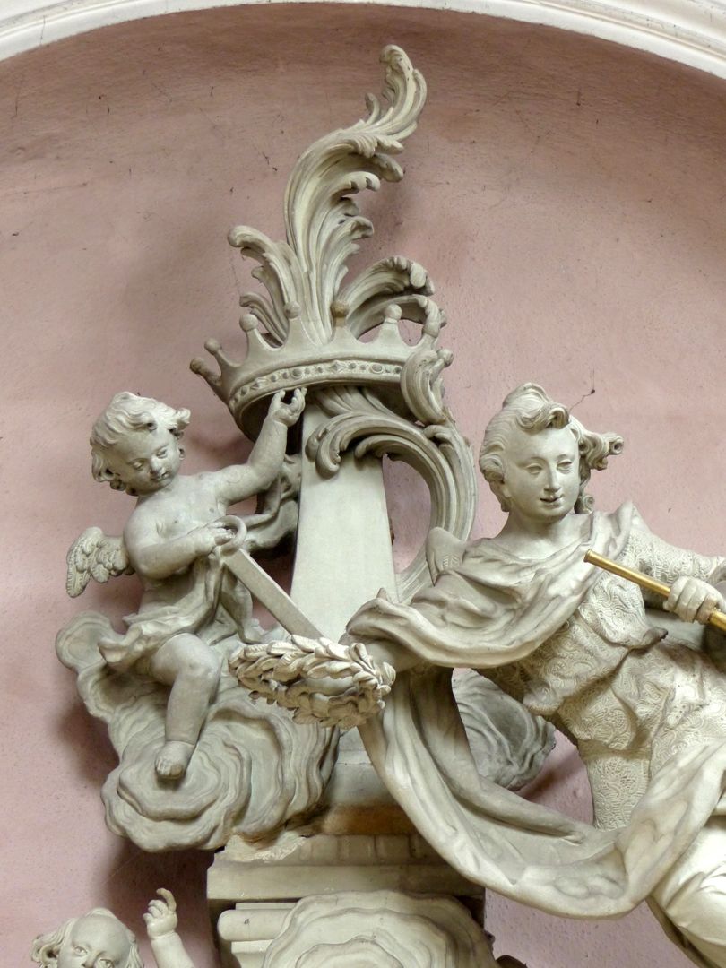Grabmal des Johann Sigmund Pfinzing (Großgründlach) Grabmalspitze: Putto hält eine Krone über einem Obelisken, ein Engel hält eine Trompete
