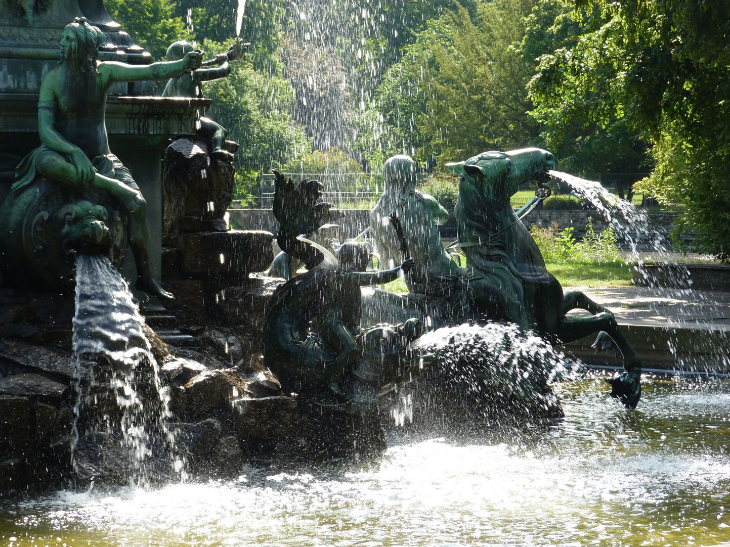 Neptun-Fountain Najade, putti and triton rider in the fountain