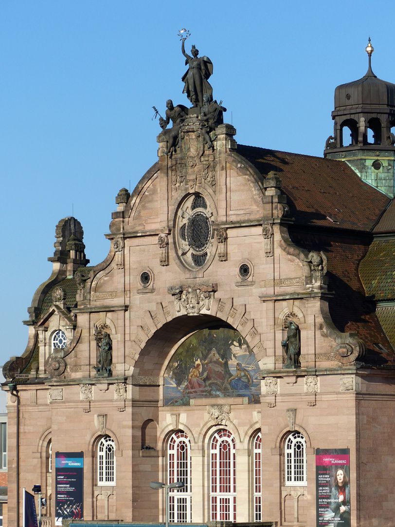 Opernhaus Giebel der Hauptfassade mit Mosaiknische