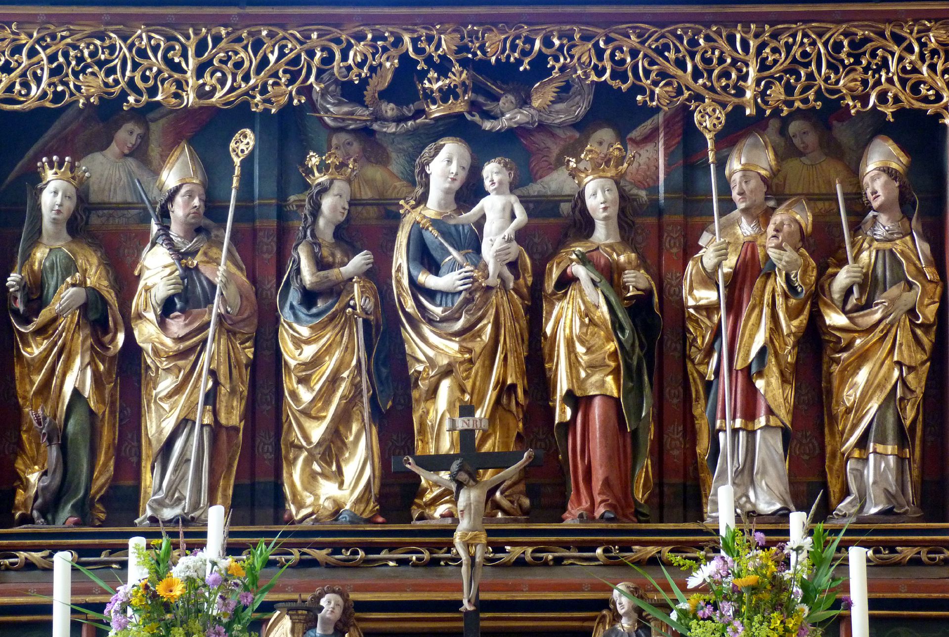 Osternoher Altar Schrein, von l. nach r.: Hll. Margareta, Erasmus, Katharina, Maria mit dem Kind, Barbara, Dionysius und Blasius