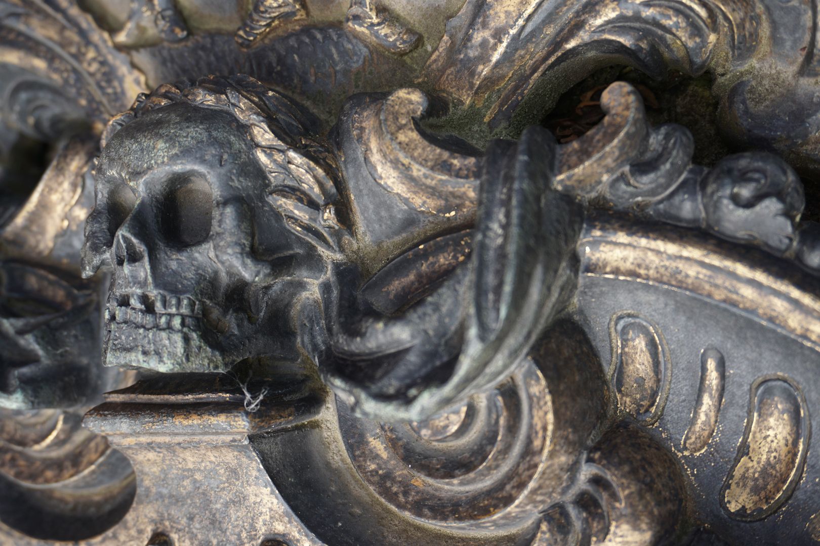 Epitaph for the bookseller Paul Wolfgang Mann.Ä. Detail view with skull and rocaille