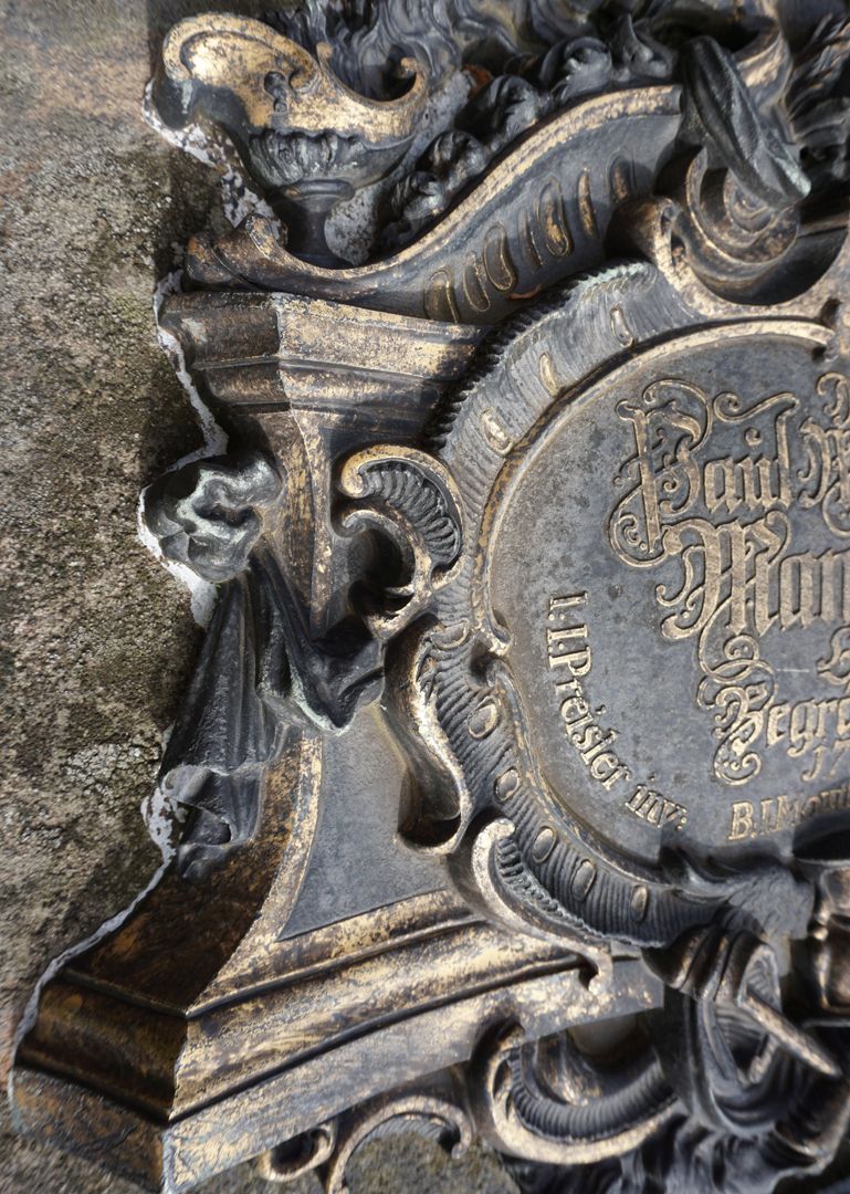 Epitaph for the bookseller Paul Wolfgang Mann.Ä. Lower cartouche, side view