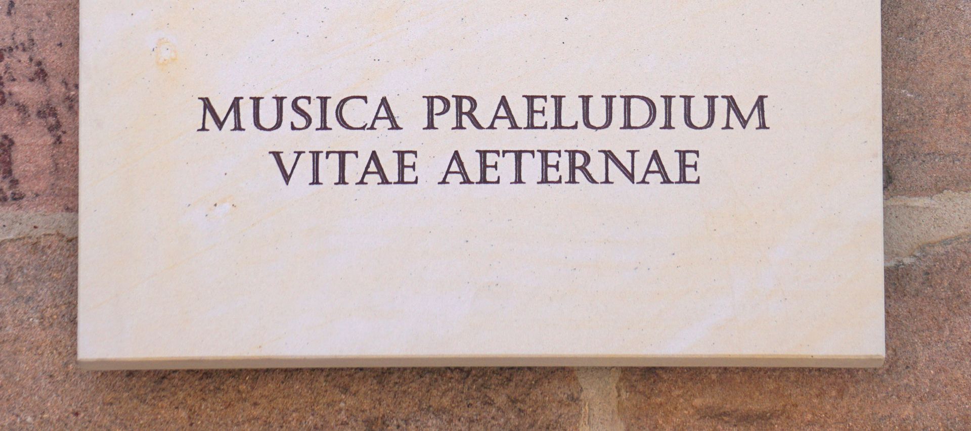 Pachelbel-Gedenktafel MUSICA PRAELUDIUM VITAE AETERNAE / Die Musik ist ein Vorspiel des ewigen Lebens