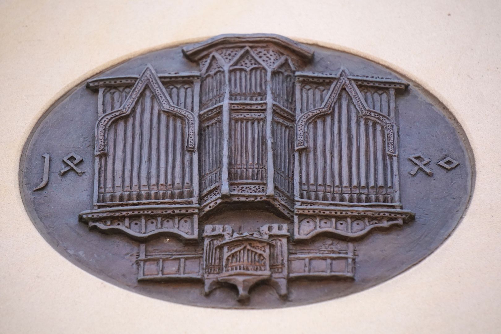 Pachelbel-Gedenktafel Darstellung der Traxdorf-Orgel, Schrägsicht von unten