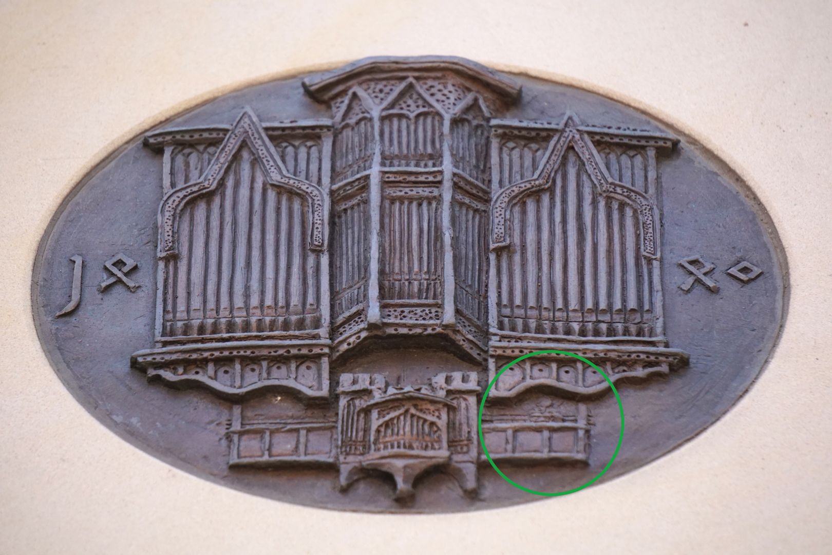 Pachelbel-Gedenktafel Darstellung der Traxdorf-Orgel; schemenhaft zu erkennen, Pachelbel auf der Orgelempore