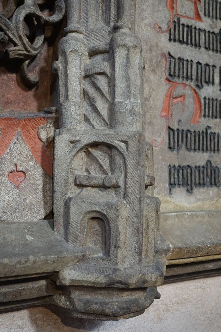 Peringsdörffer-Epitaph Mulitdimensionale Basis zwischen linkem Wappenfeld und der Inschrift