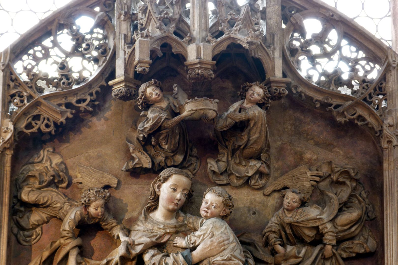 Peringsdörffer-Epitaph oberer Teil mit assistierenden Engeln, zwei schweben mit einer Krone über Maria, zwei halten den Mantel