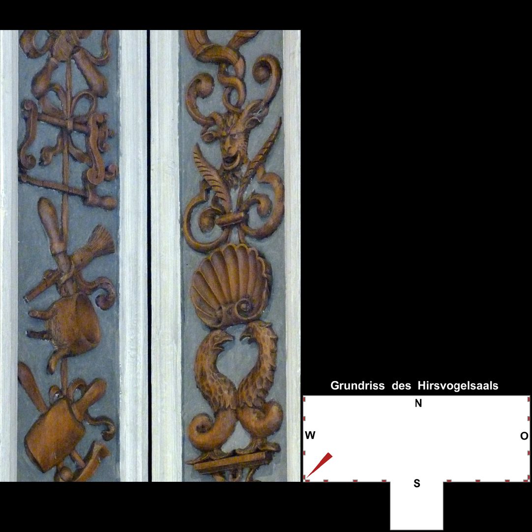 Pilasterabfolge im Hirsvogelsaal südwestliche Pilasterecke, mittlerer Teil 1: links Werkzeug, rechts Grotesken