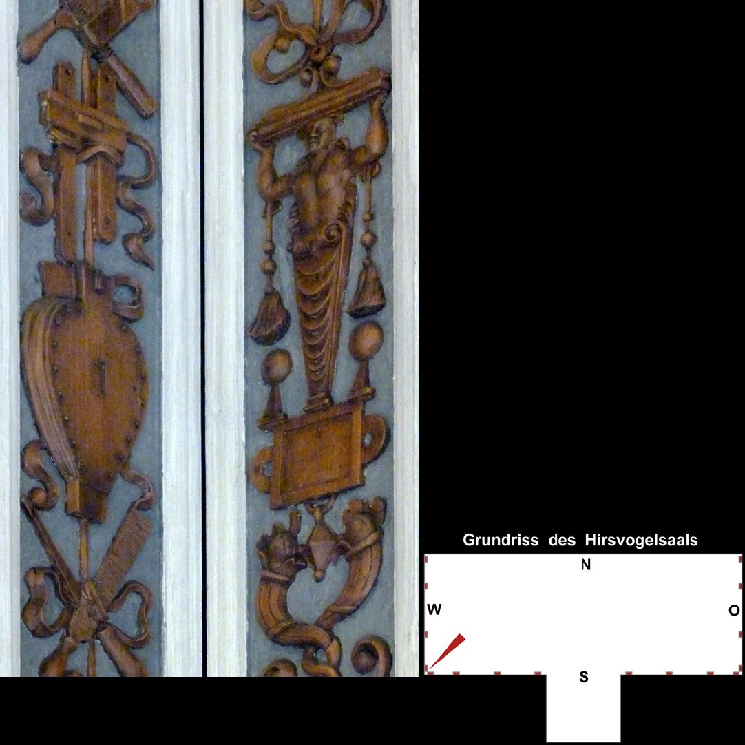 Pilasterabfolge im Hirsvogelsaal südwestliche Pilasterecke, mittlerer Teil 2: links Werkzeug, rechts Grotesken
