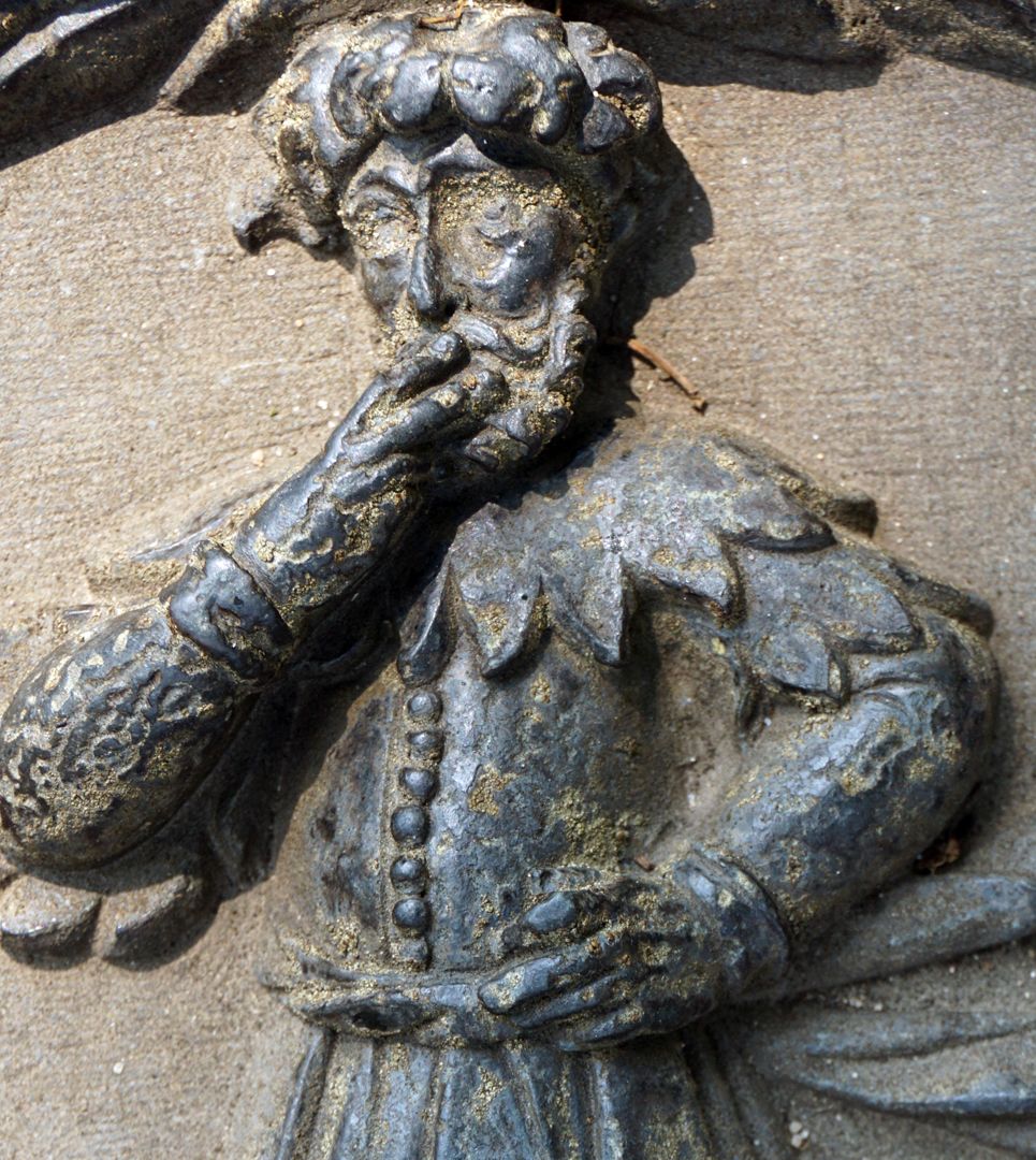 Epitaph des Salomon Schweigger "nachdenklicher" Mann mit geknotetem Turban, der zwei Finger auf die Lippen legt ("der Schweiger"), als Helmzier, von ihm aus rechts das Kreuz von Jerusalem