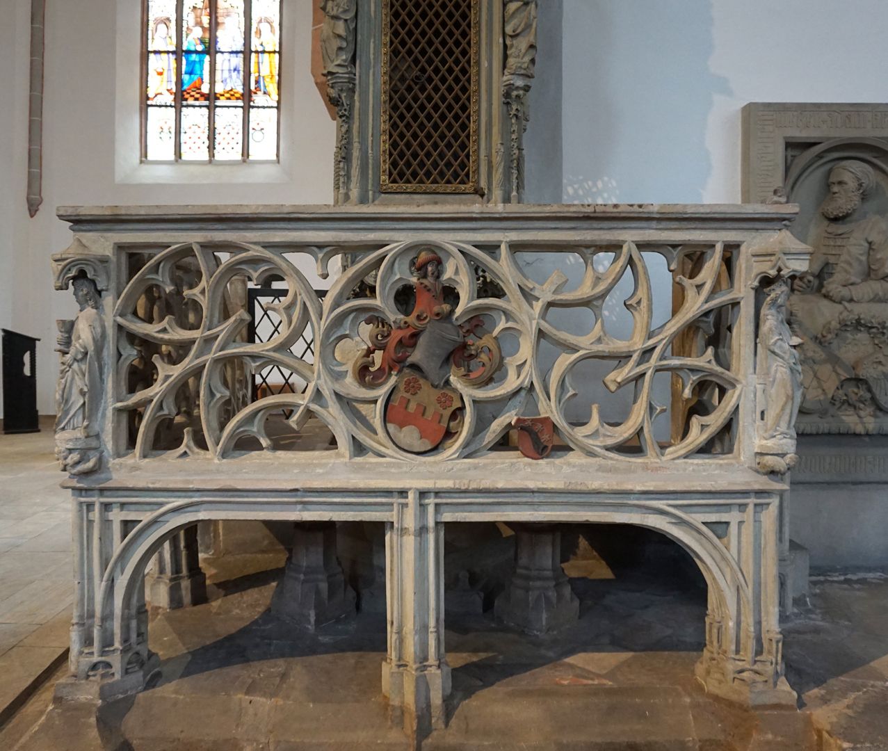 Sacrament house in Schwabach Tracery with the donors' coat of arms: The large coat of arms belongs to the mint master Hans Rosenberg and the small one to his wife Dorothea von Bolstatt