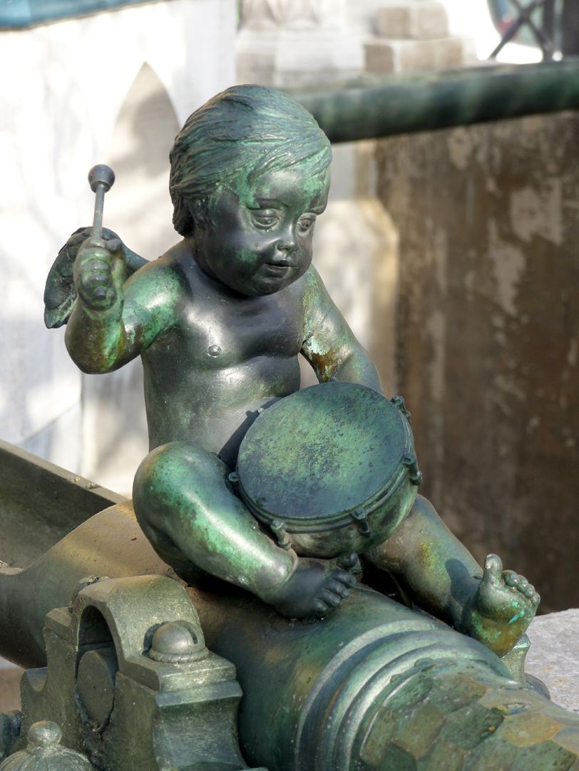 Beautiful fountain Diagonal view of the restored drum player (1587?)