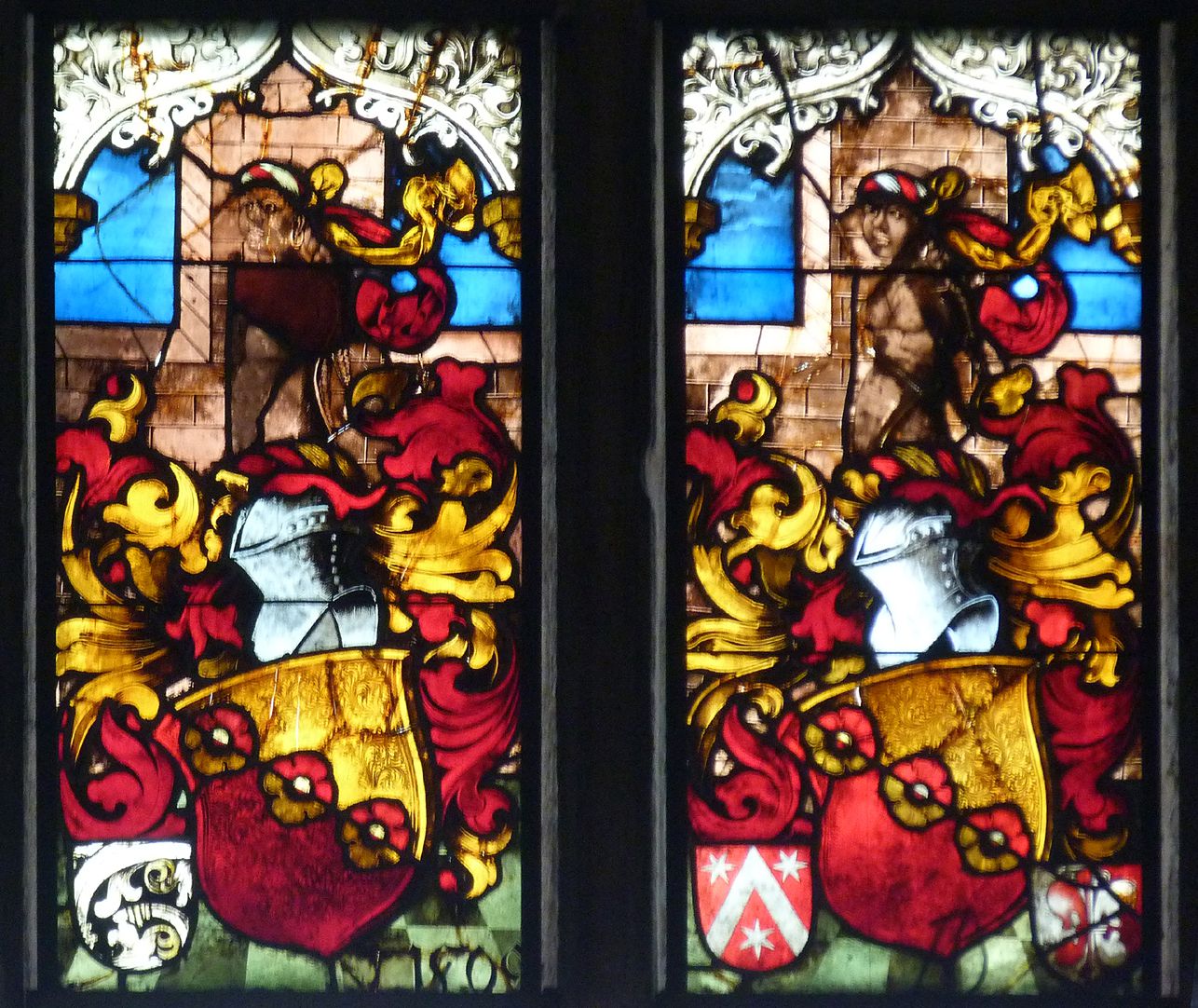 Schmidmayer-Fenster Wappen von Hans III. Schmidmayer mit einen ornamentierten Beischild (ehemals Letscher) und der Datierung 1509 sowie Wappen von Wilhelm Schmidmayer mit den Beiwappen Fütterer und Welser