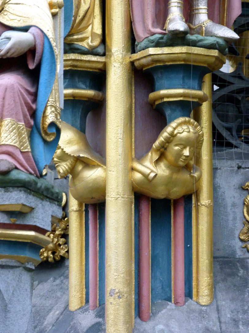 Beautiful fountain Detail: Busts at the lower octagonal tier