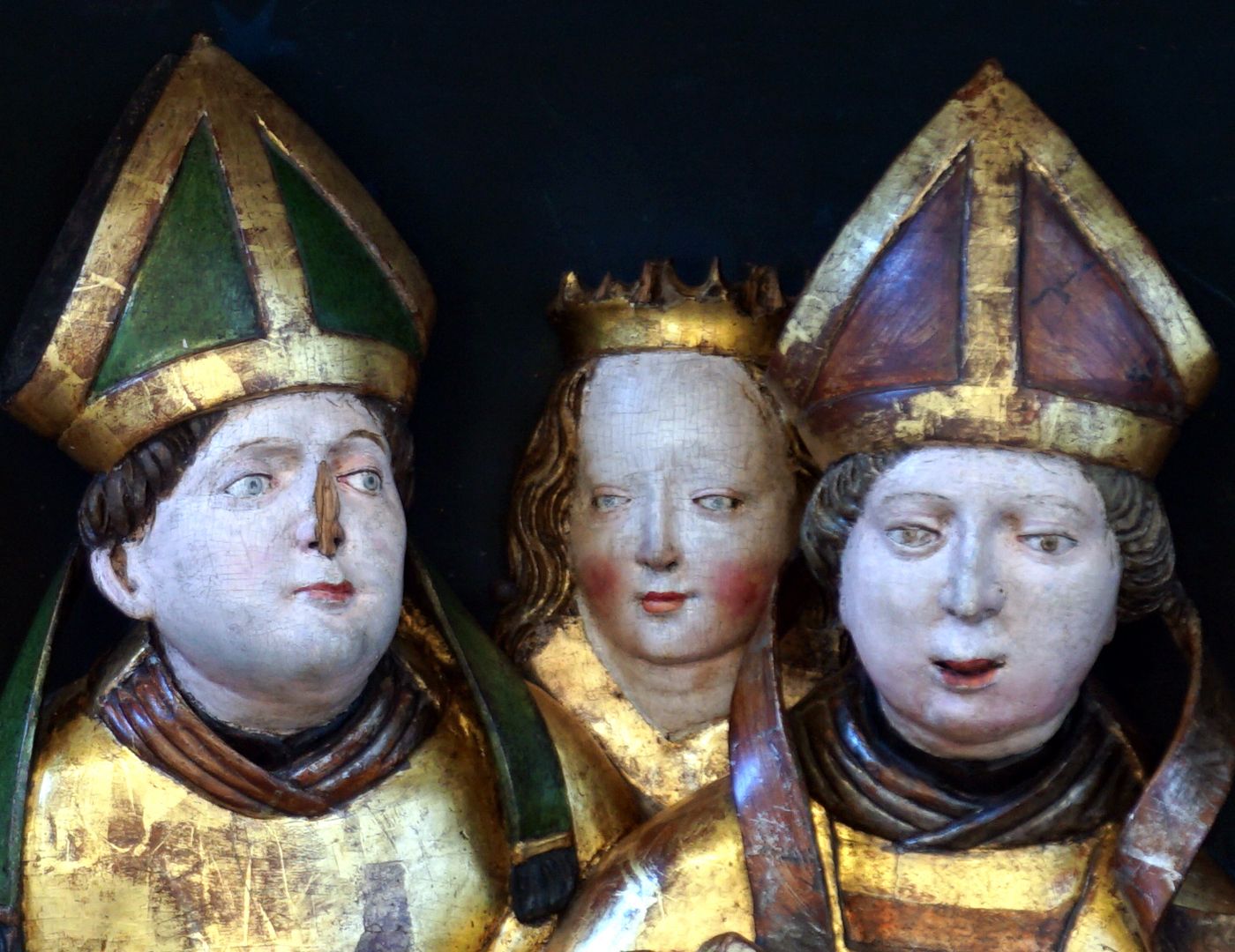 Annen- oder Sippen-Altar Predella, mittlere Gruppe von Heiligen, Detailansicht der Gesichter, rechts der Kopf des Hl. Nikolaus von Myra