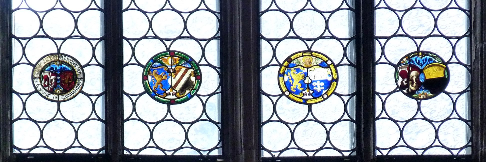 Bamberger Fenster fünfte Fensterzeile von unten, Wappenschilder