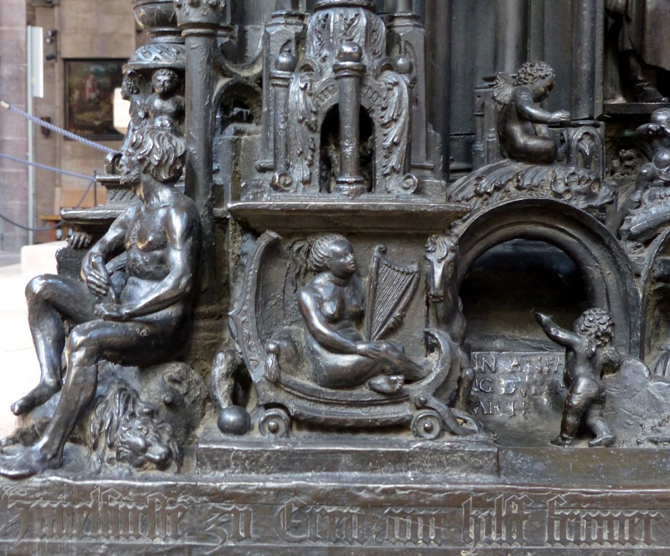 Sebaldusgrab (Ostseite) Eckfigur Simson, am dem Postament Muse mit Pegasus