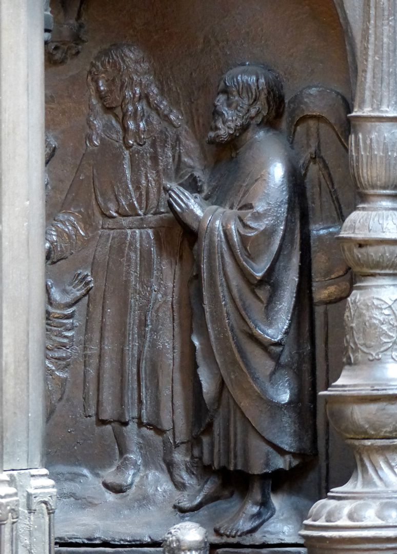 Sebaldusgrab (Südseite) Szene aus der Sebalduslengende: Ein lästernder Ketzer versinkt in einer Erdspalte, Relieffigur (Dürer?) und Dreiviertelgestalt