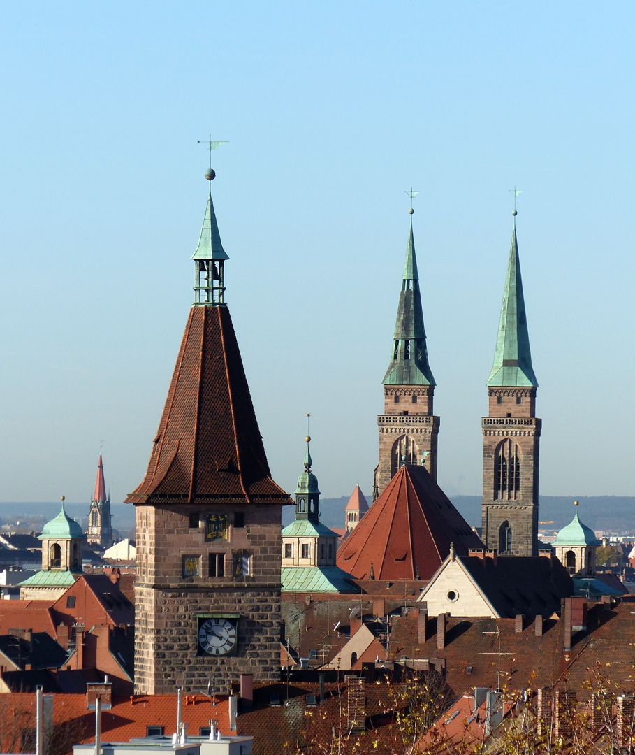 Die Sebalduskirche als Architektur St. Sebald im Stadtbild von O (Im Vordergrund der Laufer Schlafgturm)