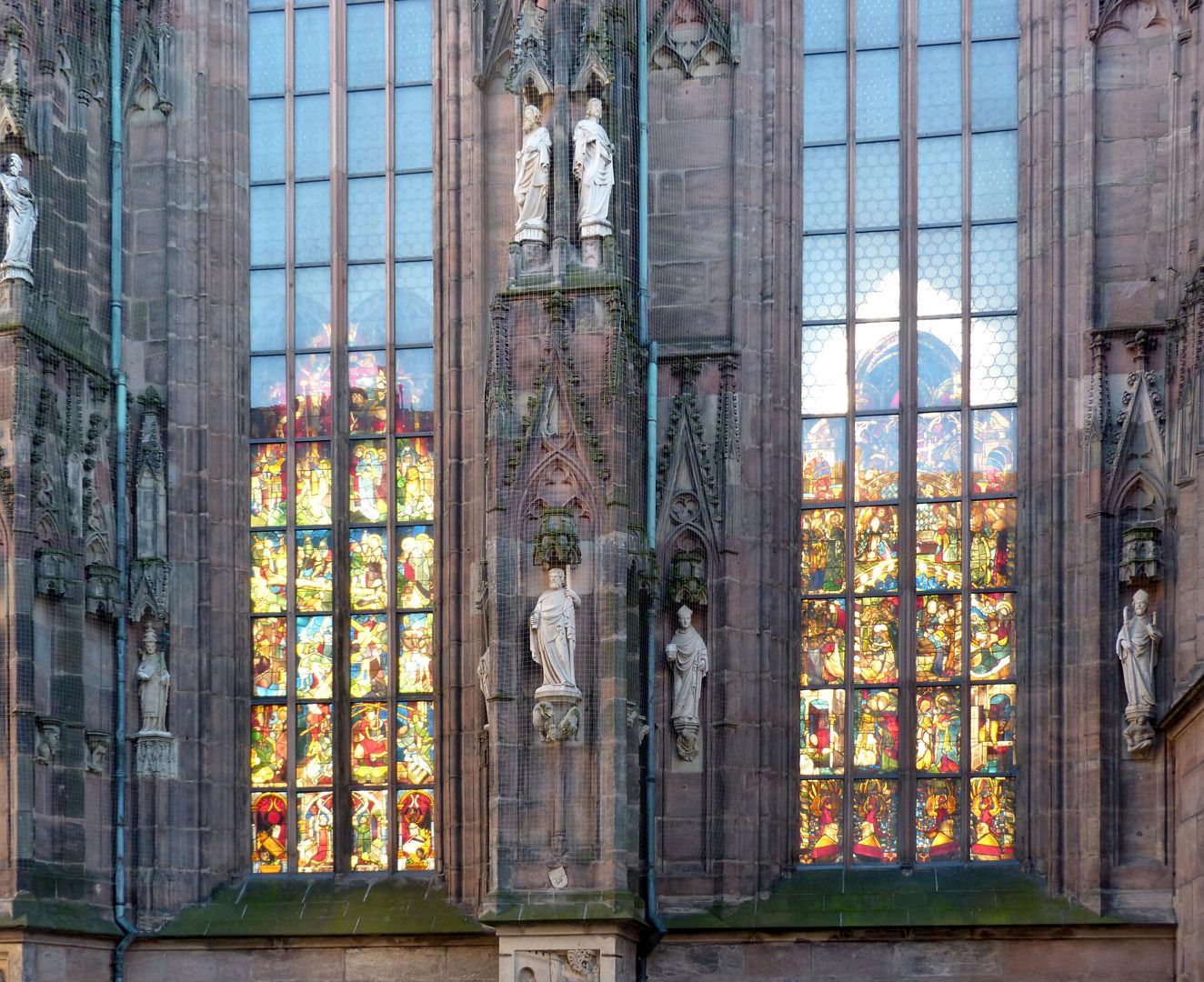 Die Sebalduskirche als Architektur Chornordseite: Transparenz der Glasfenster zwischen den Strebepfeilern