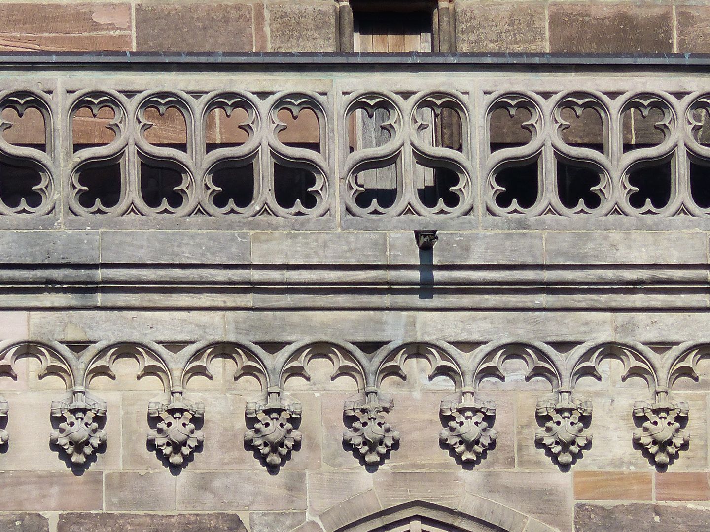 Die Sebalduskirche als Architektur Südturm: Maßwerkbrüstung und Blendfries: bei dieser Arbeit ist die Beteiligung Adam Krafts überliefert