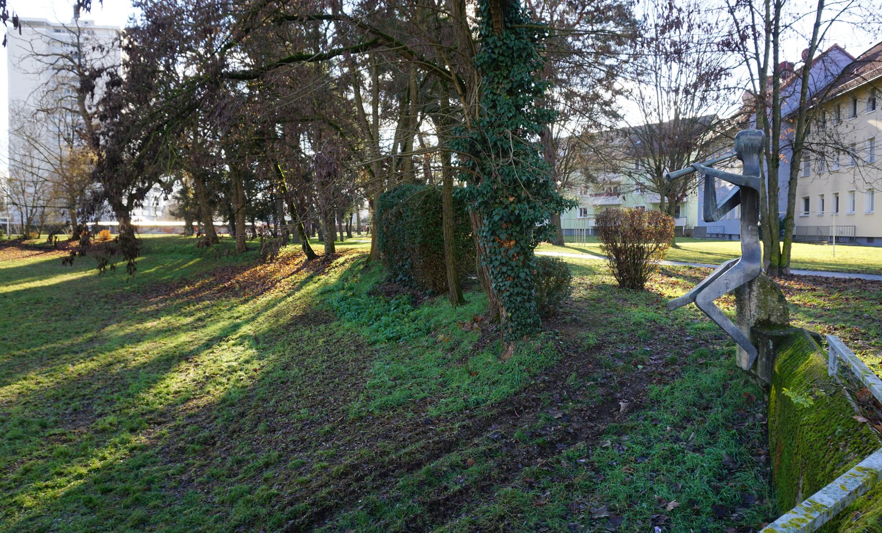 Pan Ortssituation (links der trockenliegende Landschaftsweiher)