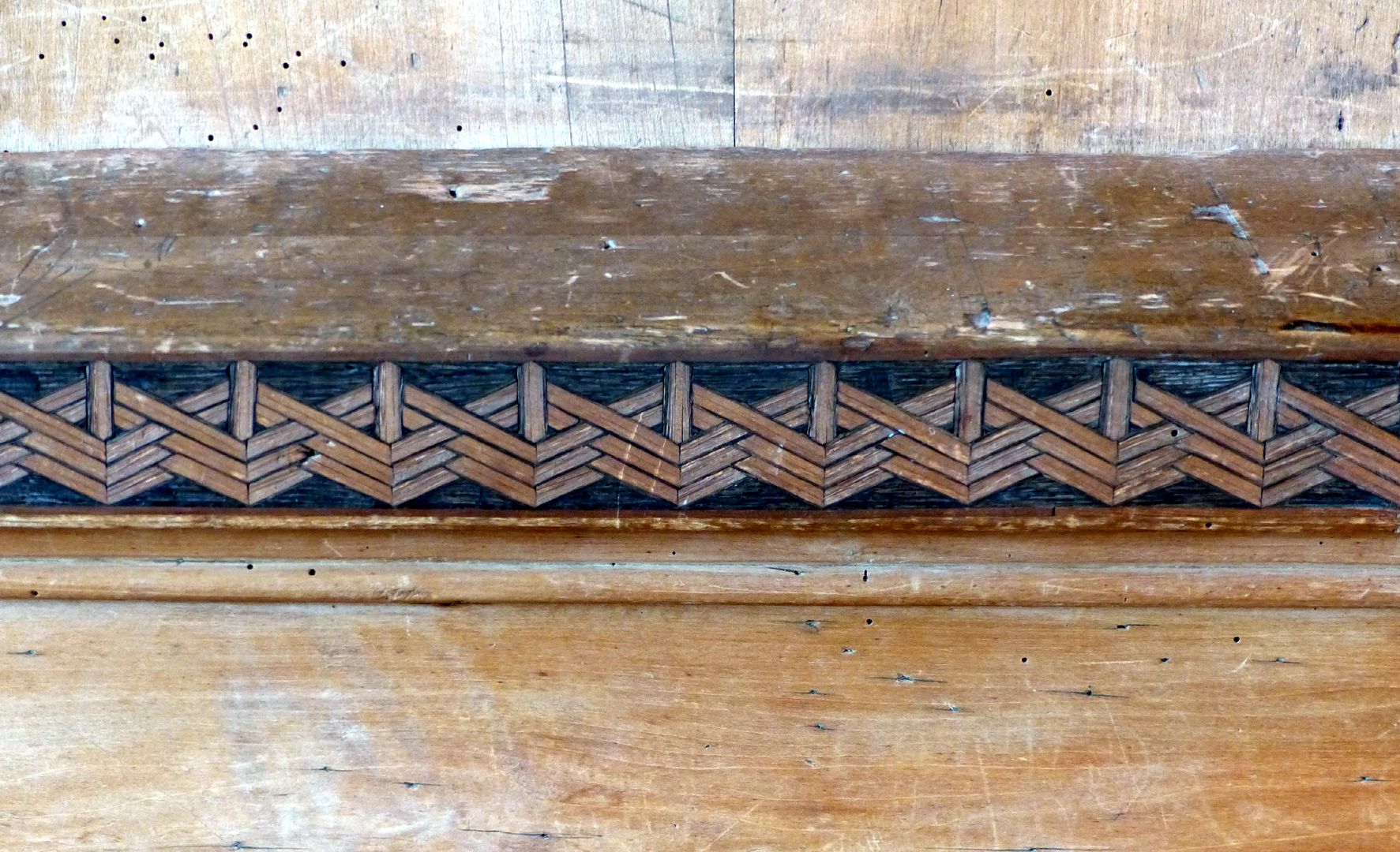 Small studio of Anton Koberger Inlay moulding with schematic wattle fence