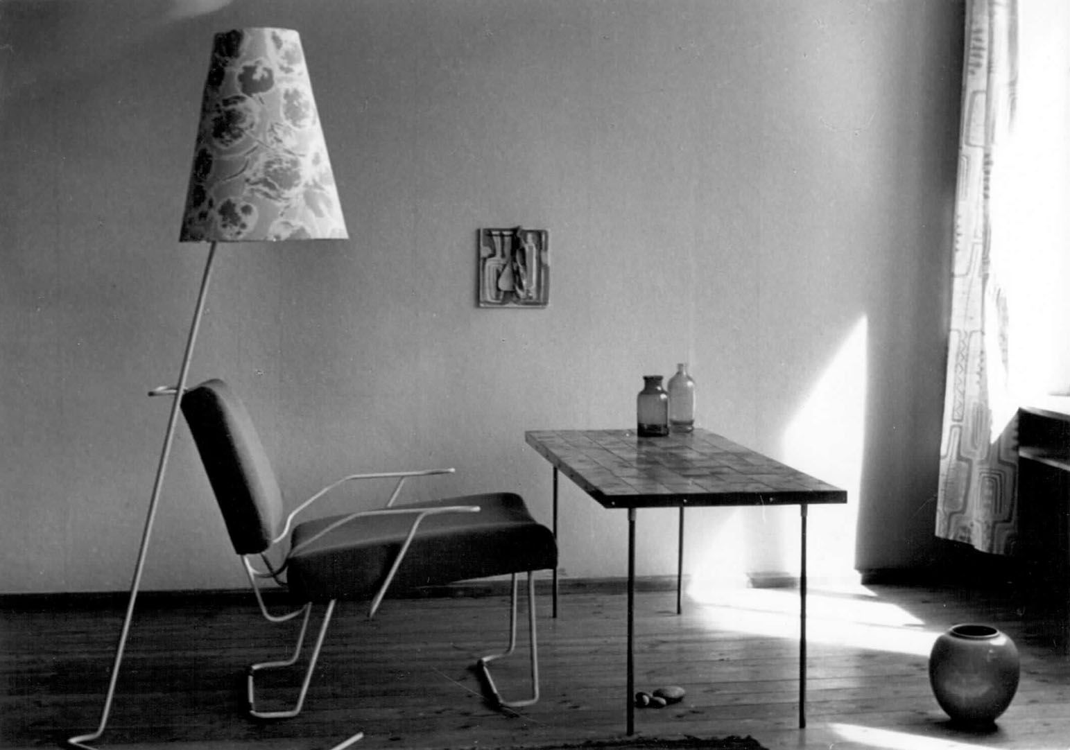 Armchair, lamp, table 
